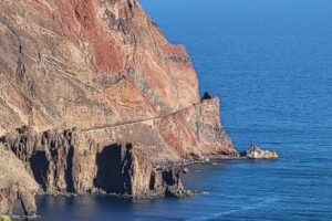 Skalnaté a dramatické pobřeží ostrova El Hierro