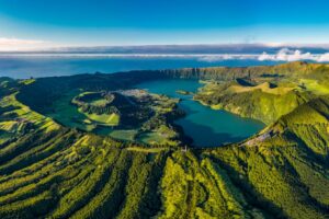 Sopečný kráter na ostrově Sao Miguel