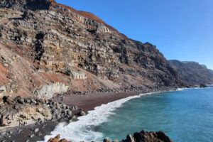 Dramatické pobřeží ostrova El Hierro