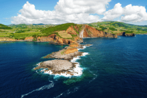 Ostrůvky Contendas na pobreží ostrova Terceira, Azory
