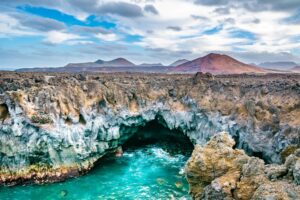 Lávou tvořené jeskyně Los Hervideros, Lanzarote