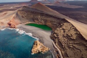 Sopečný kráter s kráterovým jezerem, Lanzarote