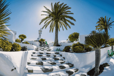 Zemědělské muzeum navržené slavným umělcem Cesarem Manriquem