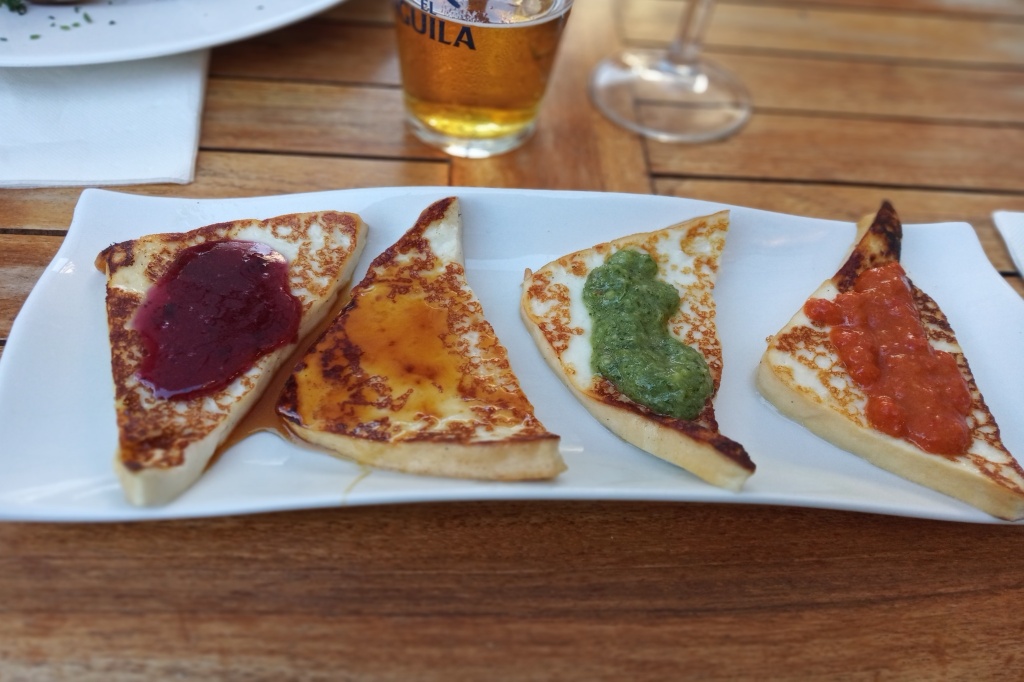 Grilovaný sýr a omáčky