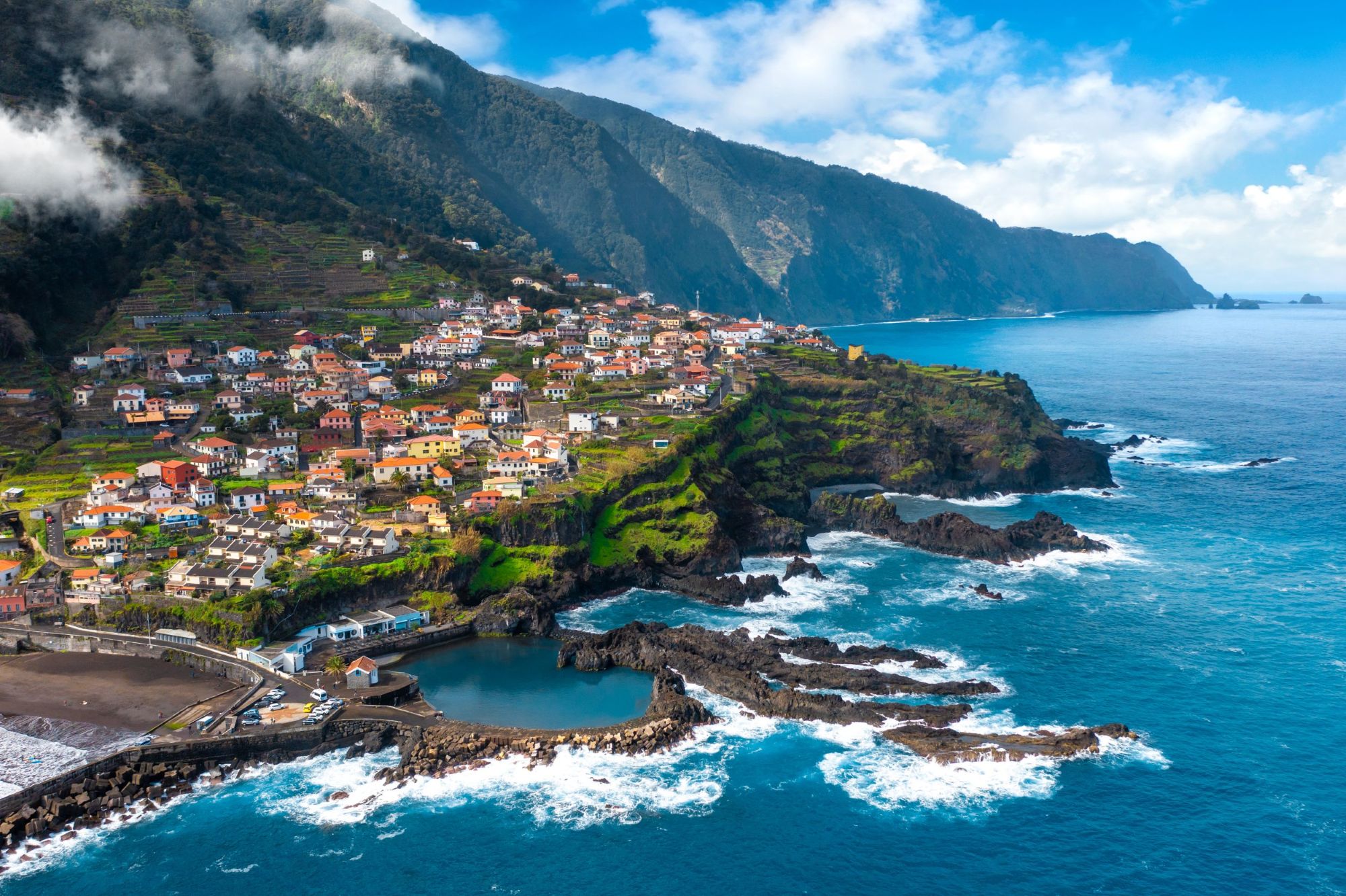 Letecký pohled na ostrov Madeira.